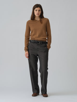 Caramel fitted V-neck cashmere sweater with a 90s-inspired silhouette, clean neckline, and flattering slim fit in 100% Grade A cashmere