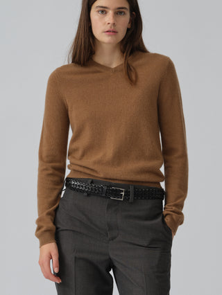 Caramel fitted V-neck cashmere sweater with a 90s-inspired silhouette, clean neckline, and flattering slim fit in 100% Grade A cashmere