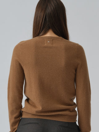 Caramel fitted V-neck cashmere sweater with a 90s-inspired silhouette, clean neckline, and flattering slim fit in 100% Grade A cashmere