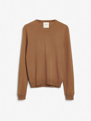 Caramel fitted V-neck cashmere sweater with a 90s-inspired silhouette, clean neckline, and flattering slim fit in 100% Grade A cashmere