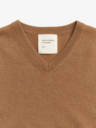 Caramel fitted V-neck cashmere sweater with a 90s-inspired silhouette, clean neckline, and flattering slim fit in 100% Grade A cashmere
