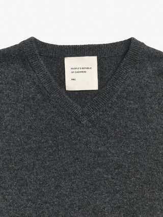 Dark grey fitted V-neck cashmere sweater with a 90s-inspired silhouette, clean neckline, and flattering slim fit in 100% Grade A cashmere