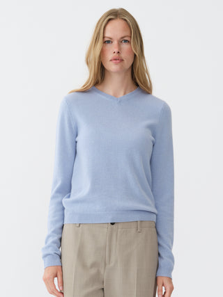 Womens Fitted 90’s V-Neck in Light Blue,  crafted from brushed 12-gauge cashmere with a V-neckline and contoured silhouette