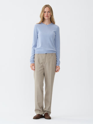 Womens Fitted 90’s V-Neck in Light Blue,  crafted from brushed 12-gauge cashmere with a V-neckline and contoured silhouette