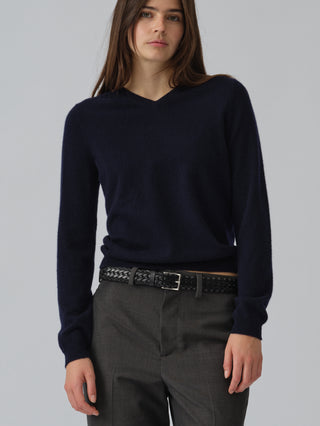 Navy blue fitted V-neck cashmere sweater with a 90s-inspired silhouette, clean neckline, and flattering slim fit in 100% Grade A cashmere