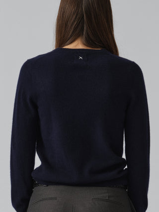 Navy blue fitted V-neck cashmere sweater with a 90s-inspired silhouette, clean neckline, and flattering slim fit in 100% Grade A cashmere