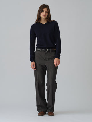 Navy blue fitted V-neck cashmere sweater with a 90s-inspired silhouette, clean neckline, and flattering slim fit in 100% Grade A cashmere