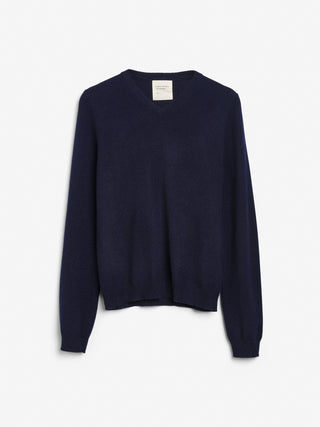 Navy blue fitted V-neck cashmere sweater with a 90s-inspired silhouette, clean neckline, and flattering slim fit in 100% Grade A cashmere
