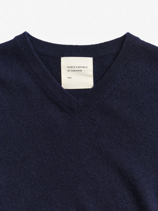 Navy blue fitted V-neck cashmere sweater with a 90s-inspired silhouette, clean neckline, and flattering slim fit in 100% Grade A cashmere