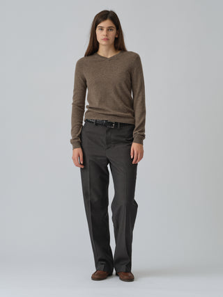 Womens Fitted 90’s V-Neck in Truffle, crafted from brushed 12-gauge cashmere with a V-neck neckline and contoured silhouette