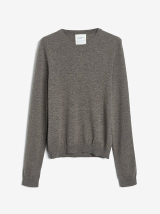 Womens Fitted 90’s V-Neck in Truffle, crafted from brushed 12-gauge cashmere with a V-neck neckline and contoured silhouette