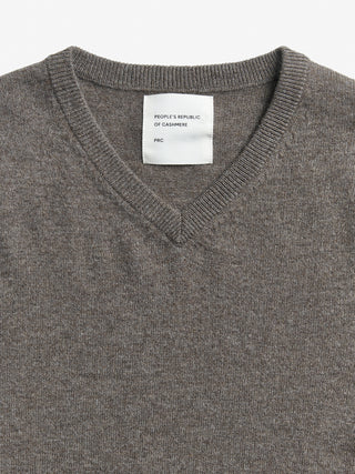Womens Fitted 90’s V-Neck in Truffle, crafted from brushed 12-gauge cashmere with a V-neck neckline and contoured silhouette