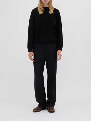 Women’s Oversized Roundneck in Black – 100% Grade A Inner Mongolian cashmere, 10-gauge knit, relaxed boxy fit with flattering round neckline