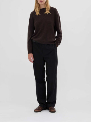 Women’s Oversized Roundneck sweater in Black Truffle – 100% Grade A Inner Mongolian cashmere, 10-gauge knit, relaxed boxy fit with flattering round neckline