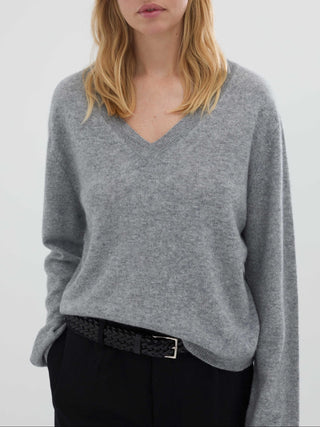 Women’s Oversized V-Neck sweater in Heather Grey Light – 100% Grade A Inner Mongolian cashmere, 10-gauge knit, relaxed boxy fit with flattering v-neckline