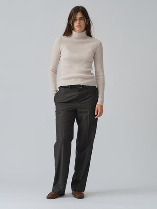 Off-white women's ribbed turtleneck sweater in 100% Grade A Inner Mongolian cashmere, 12-gauge knit, with a slim-fit silhouette and high neck