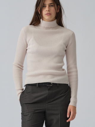 Off-white women's ribbed turtleneck sweater in 100% Grade A Inner Mongolian cashmere, 12-gauge knit, with a slim-fit silhouette and high neck