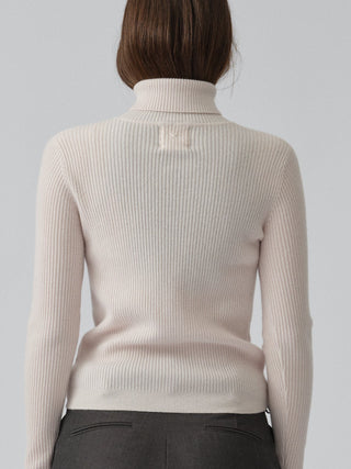 Off-white women's ribbed turtleneck sweater in 100% Grade A Inner Mongolian cashmere, 12-gauge knit, with a slim-fit silhouette and high neck