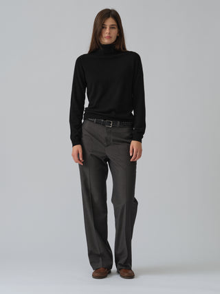 Women’s Turtleneck sweater in Black – 100% Grade A Inner Mongolian cashmere, 12-gauge knit, slim-fit silhouette with snug turtleneck